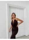 DEGAJE YAKA BOYUN AKSESUAR DETAY UZUN SANDY ELBİSE KAHVE