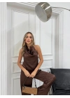DEGAJE YAKA SIRT DEKOLTE BLUZ VE PANTOLONLU SATEN İKİLİ TAKIM KAHVE