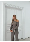 DÜŞÜK OMUZ BLUZ VE PANTOLONLU GOFRE İKİLİ TAKIM VİZON