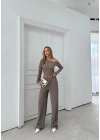 DÜŞÜK OMUZ BLUZ VE PANTOLONLU GOFRE İKİLİ TAKIM VİZON