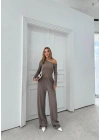 DÜŞÜK OMUZ BLUZ VE PANTOLONLU GOFRE İKİLİ TAKIM VİZON