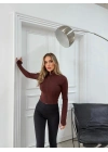 FERMUARLI PARMAK GEÇME DETAY CROP BLUZ KAHVE