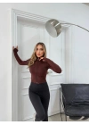 FERMUARLI PARMAK GEÇME DETAY CROP BLUZ KAHVE