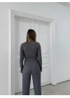 BÜZGÜLÜ BLUZ VE PANTOLONLU GOFRE İKİLİ TAKIM GRİ