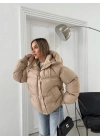 KOL ÇIRTLI KAPİŞONLU ŞİŞME MONT BEJ