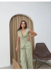 KRUVAZE YAKA AKSESUAR DETAY BLUZ VE PANTOLONLU GOFRE İKİLİ TAKIM AÇIK YEŞİL