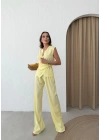 KRUVAZE YAKA AKSESUAR DETAY BLUZ VE PANTOLONLU GOFRE İKİLİ TAKIM SARI