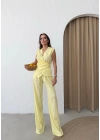 KRUVAZE YAKA AKSESUAR DETAY BLUZ VE PANTOLONLU GOFRE İKİLİ TAKIM SARI
