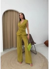 KRUVAZE YAKA AKSESUAR DETAY BLUZ VE PANTOLONLU GOFRE İKİLİ TAKIM YEŞİL