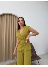 KRUVAZE YAKA AKSESUAR DETAY BLUZ VE PANTOLONLU GOFRE İKİLİ TAKIM YEŞİL