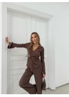 KRUVAZE YAKA AKSESUAR DETAY BLUZ VE PANTOLONLU İKİLİ TAKIM KAHVE