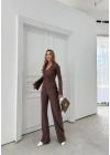 KRUVAZE YAKA AKSESUAR DETAY BLUZ VE PANTOLONLU İKİLİ TAKIM KAHVE