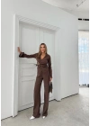 KRUVAZE YAKA AKSESUAR DETAY BLUZ VE PANTOLONLU İKİLİ TAKIM KAHVE
