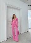 KRUVAZE YAKA AKSESUAR DETAY BLUZ VE PANTOLONLU İKİLİ TAKIM PEMBE
