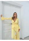 KRUVAZE YAKA AKSESUAR DETAY BLUZ VE PANTOLONLU İKİLİ TAKIM SARI