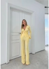 KRUVAZE YAKA AKSESUAR DETAY BLUZ VE PANTOLONLU İKİLİ TAKIM SARI