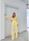 KRUVAZE YAKA AKSESUAR DETAY BLUZ VE PANTOLONLU İKİLİ TAKIM SARI