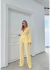 KRUVAZE YAKA AKSESUAR DETAY BLUZ VE PANTOLONLU İKİLİ TAKIM SARI
