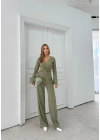 KRUVAZE YAKA AKSESUAR DETAY BLUZ VE PANTOLONLU İKİLİ TAKIM YEŞİL
