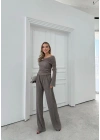 MADONNA YAKA AKSESUAR DETAY BLUZ VE PANTOLONLU GOFRE İKİLİ TAKIM VİZON