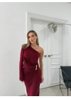 OMUZ DEKOLTE BEL AKSESUAR DETAY SANDY UZUN ELBİSE BORDO