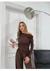 OMUZ DEKOLTE BLUZ VE PANTOLONLU SELANİK KUMAŞ İKİLİ TAKIM KAHVE
