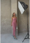 STRAPLEZ AKSESUAR DETAY GOFRE UZUN ELBİSE PEMBE