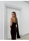 TEK OMUZ KENDİNDEN FULARLI UZUN SANDY ELBİSE KAHVE