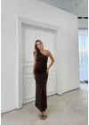TEK OMUZ KENDİNDEN FULARLI UZUN SANDY ELBİSE KAHVE