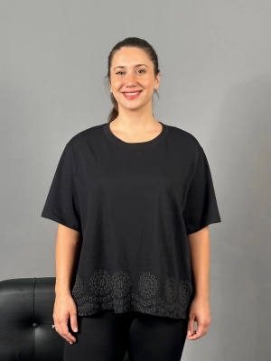 Siyah Etek Ucu Nakış Detaylı Tshirt