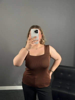 Acı Kahve Kare Yaka Crop Triko