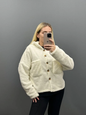 Beyaz Düğmeli Peluş Ceket