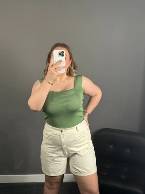 Ekru Likralı Kot Şort