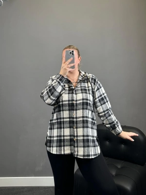 Siyah Beyaz Ekose Desen Düğmeli Oduncu Gömlek