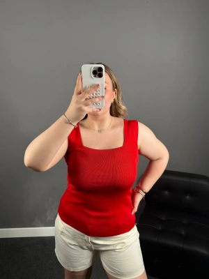 Kırmızı Kare Yaka Crop Triko