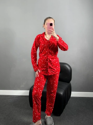 Kırmızı Yılbaşı Temalı Düğmeli Süet Pijama Takımı