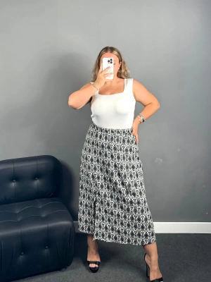 Siyah Yırtmaçlı Gofre Etek