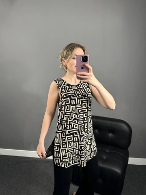 Sıfır Kol Geometrik Desen Bluz