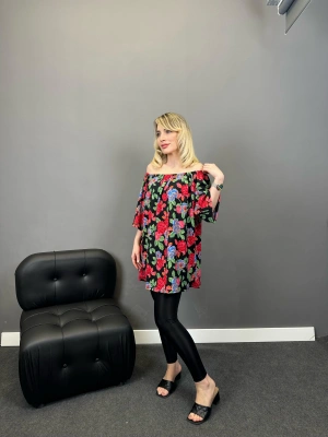 Siyah Çiçekli Madonna Yaka Bluz