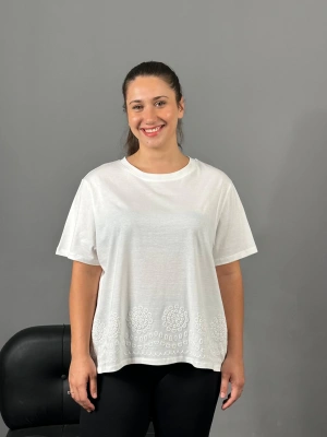 Beyaz Etek Ucu Nakış Detaylı Tshirt