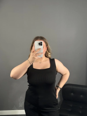 Siyah Kare Yaka Triko Crop