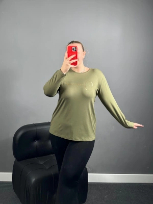 Yeşil Gold Yazı Detaylı Kristal Penye Bluz