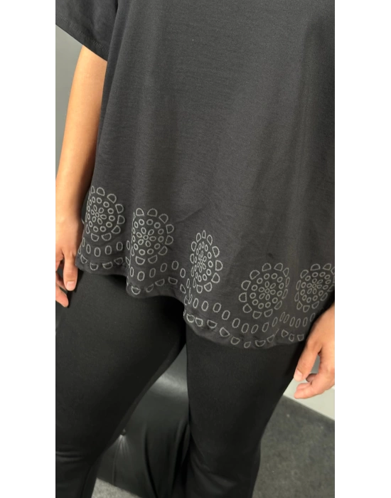 Siyah Etek Ucu Nakış Detaylı Tshirt