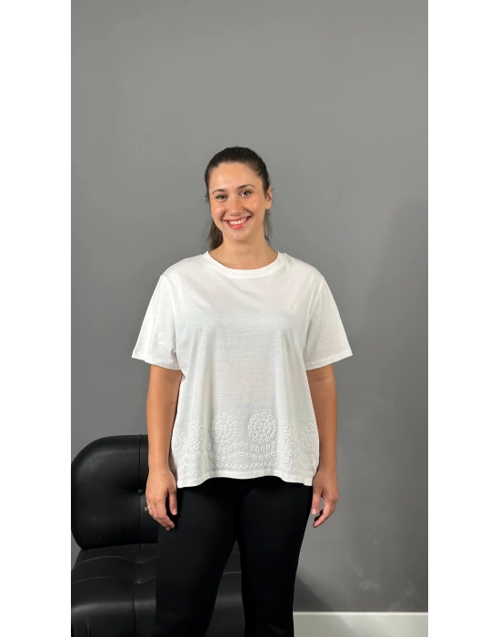 Beyaz Etek Ucu Nakış Detaylı Tshirt