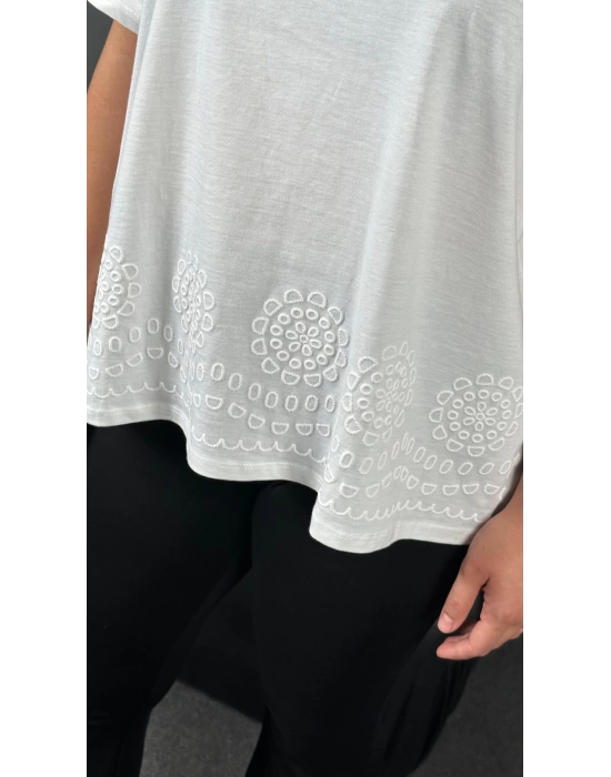 Beyaz Etek Ucu Nakış Detaylı Tshirt