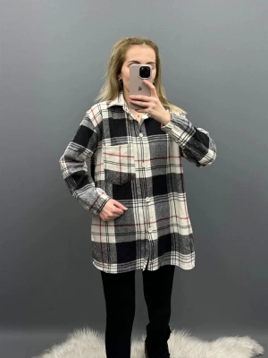 Siyah Beyaz Kırmızı Çizgili Oduncu Gömlek