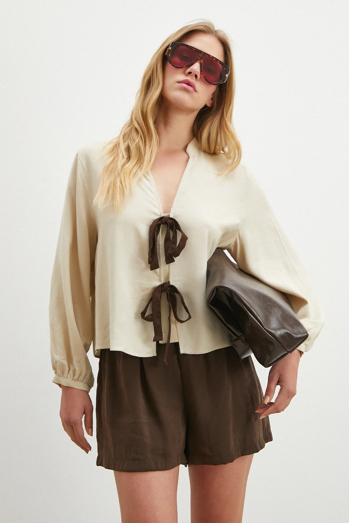 Beli Kuşaklı Viskon Bluz - Bej