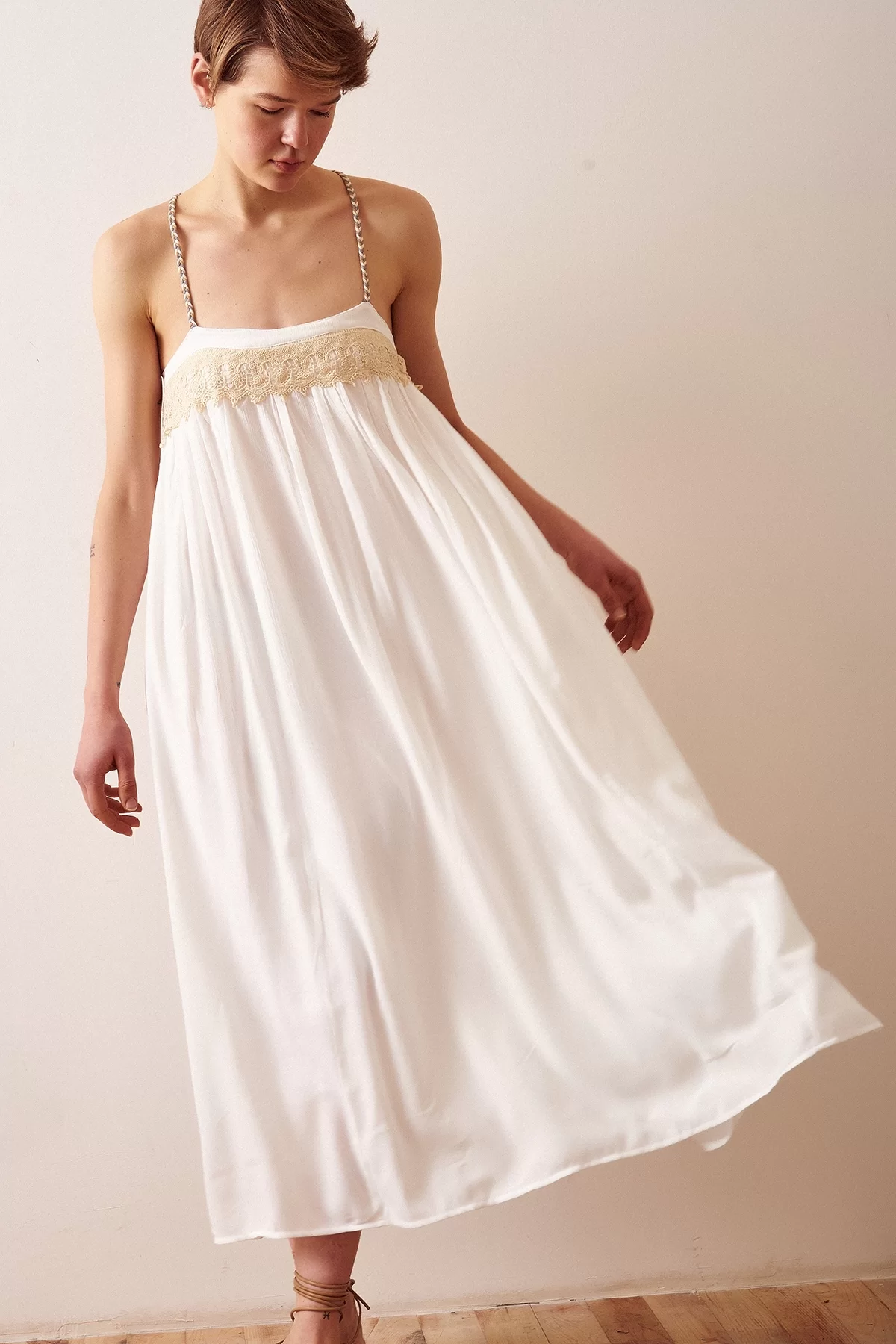 Dantel Detaylı Askılı Salaş Elbise - Beyaz