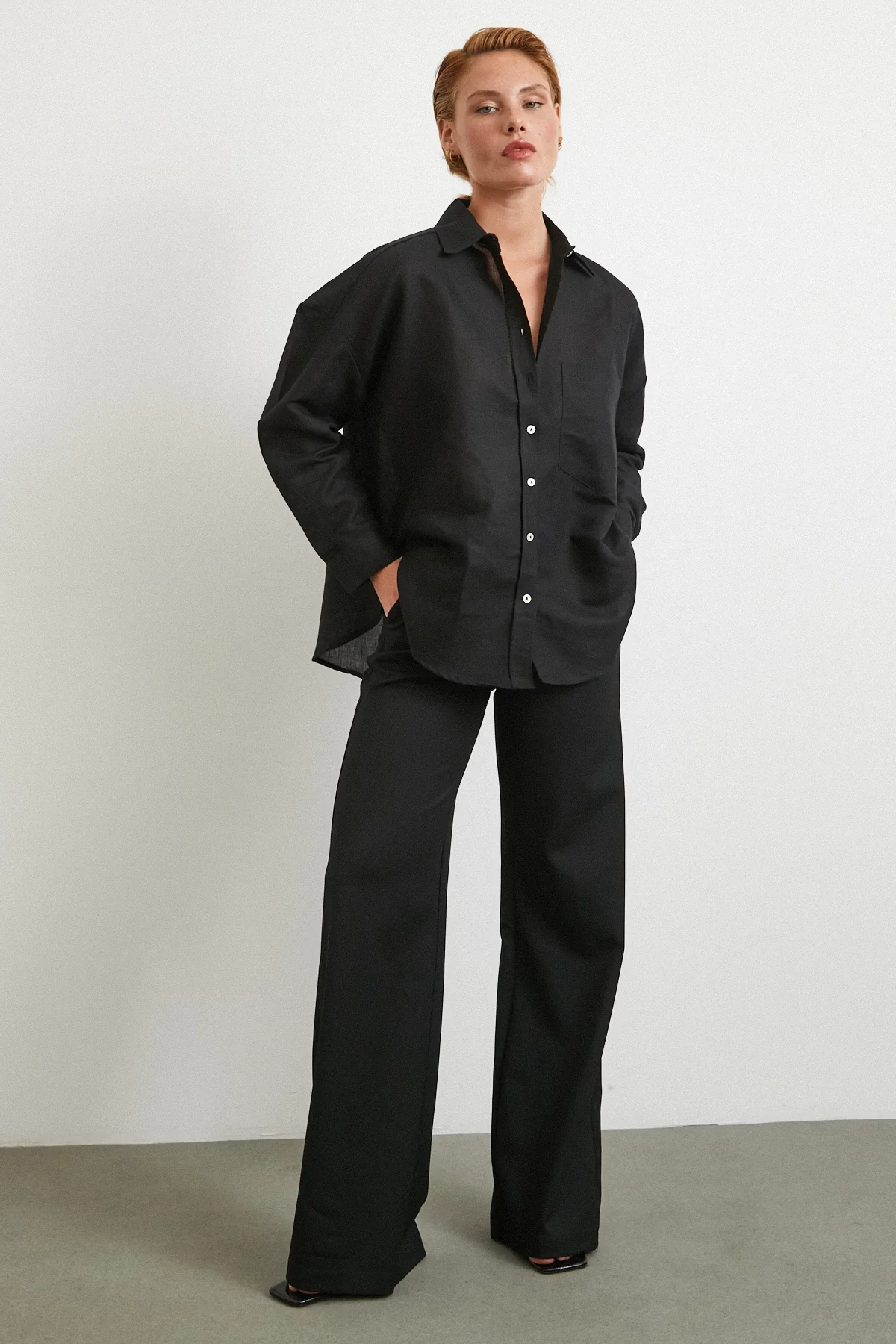 القميص الكتان الفضفاض الجيب - أسود