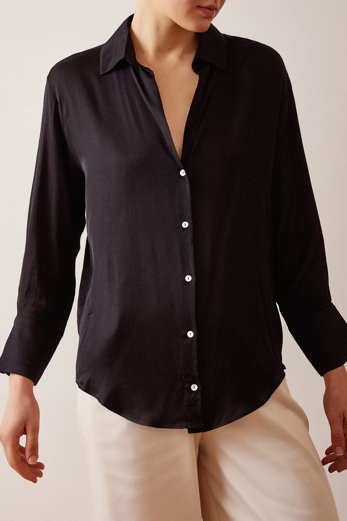 Блуза свободного кроя с V-образным вырезом - Черная